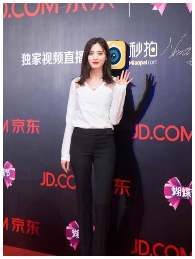 编辑看了之后自闭.林珍娜可以说是个美丽的姐姐呢. 这一张姐姐穿着白