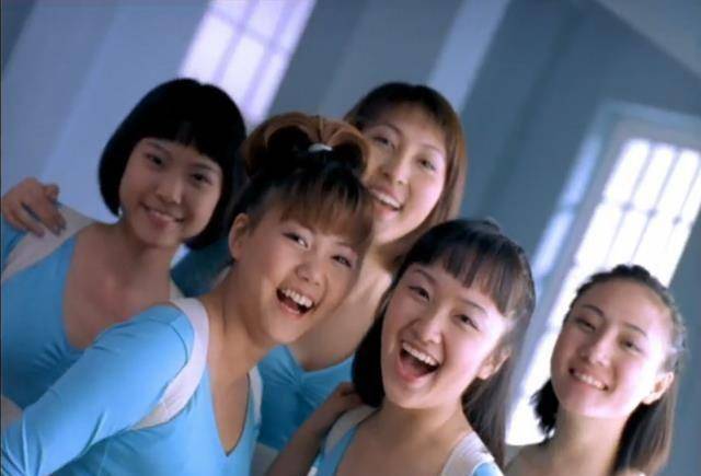 胡晶是队伍的中坚力量,除了作为主音外,他还和李岩,青春鸟,小美女等人