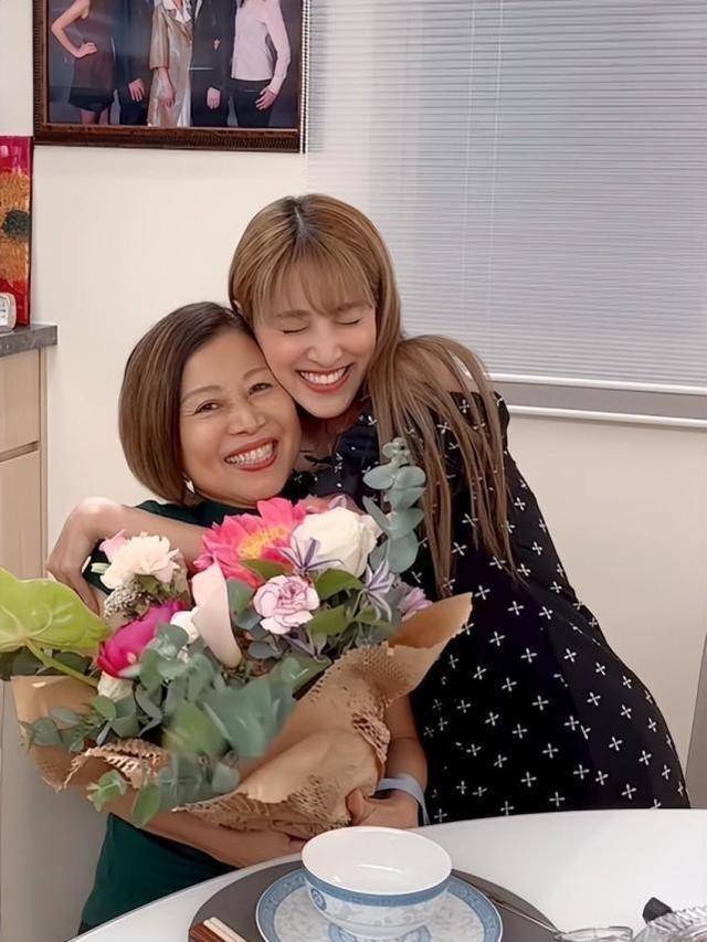 原创陈凯琳晒出近照带小儿子去沙滩玩耍母子同框超温馨