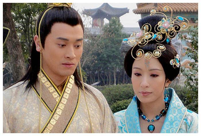 皇帝梳头看见白发,哀叹老年无子,太监跪下:圣上早已有后_朱见深_万