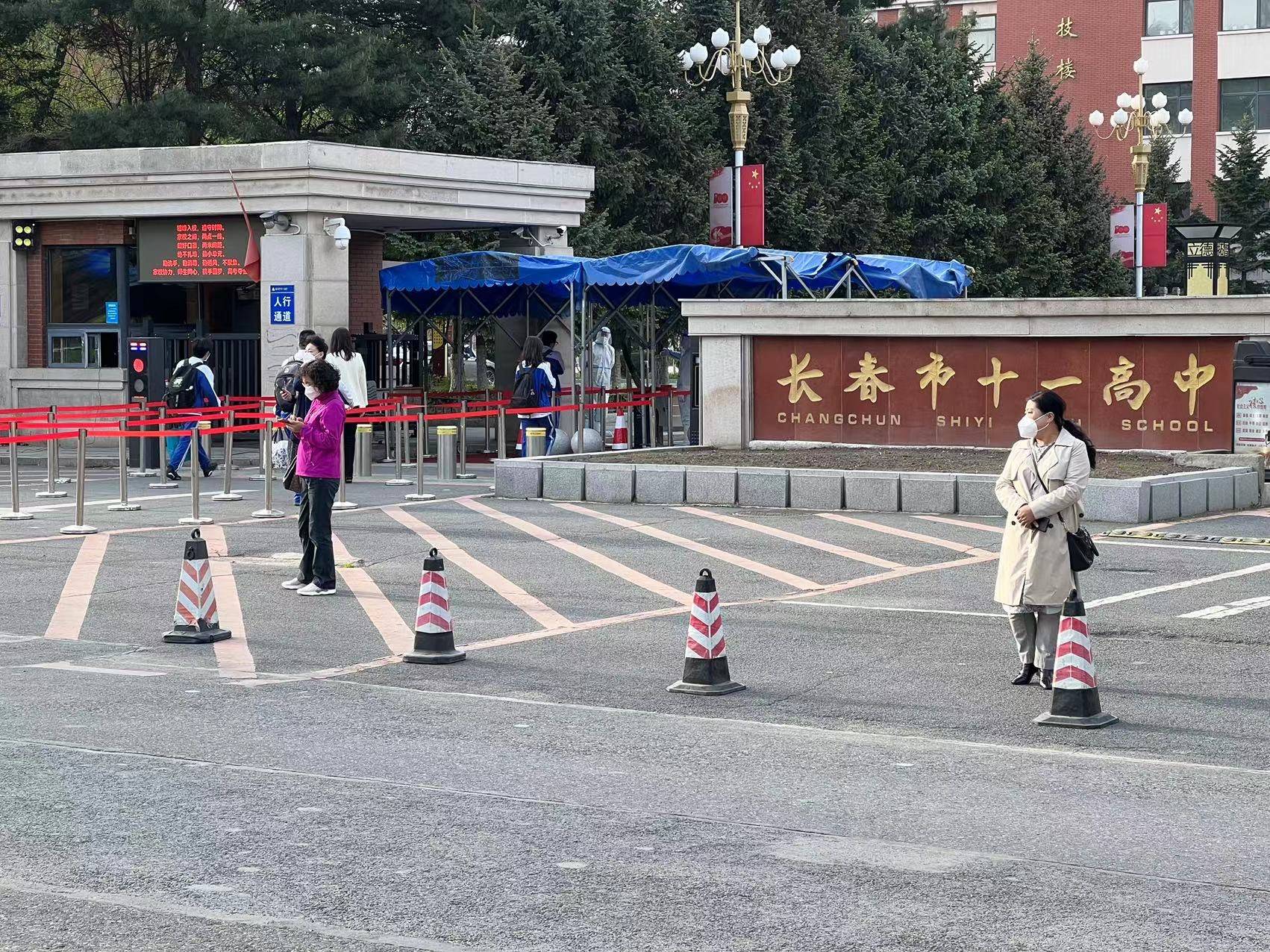 "保持安全距离,测温,扫码"……在长春市第二中学,长春市第七中学,长春