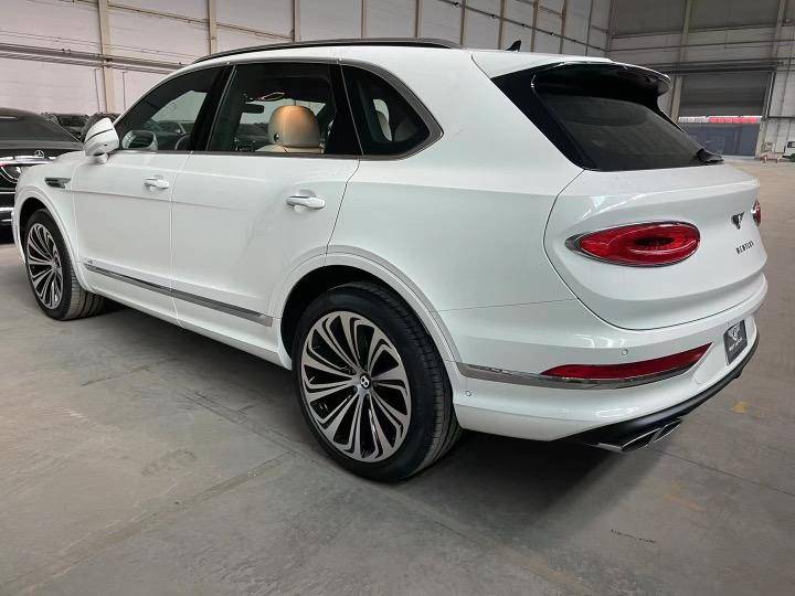 宾利添越冰川白亚麻白2021款40t美规版