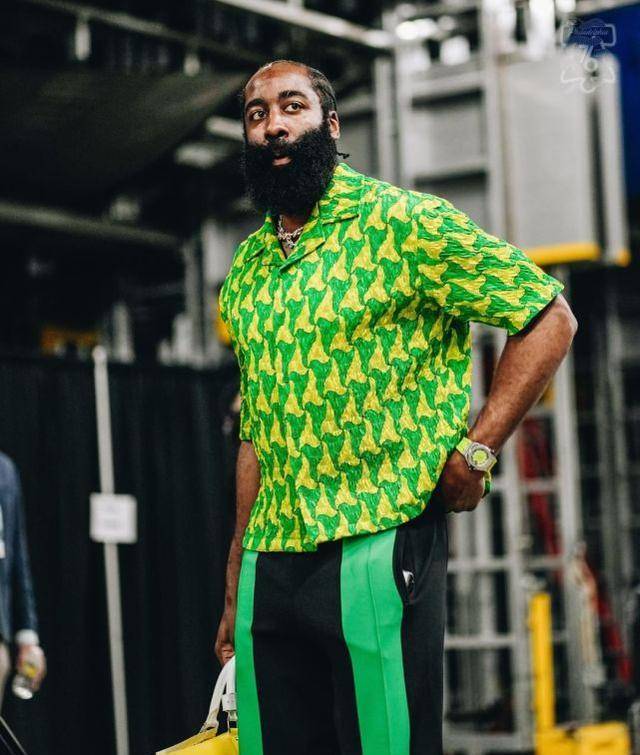 76人晒球员入场照,哈登一身绿色生机勃勃,g2他们赢球概率不足20%_比赛