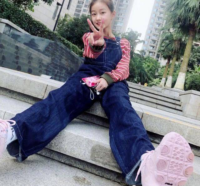 她的女儿12岁就长成这样腿长得要命看清正脸上帝太偏心