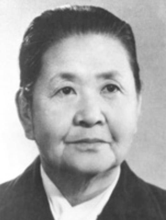 她是第一任卫生部长，丈夫冯玉祥，女儿冯理达参与非典救治工作