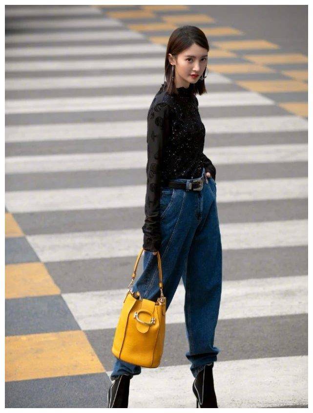 原创金晨穿牛仔裤配高跟鞋仅仅靠一个支点支撑很有时尚感
