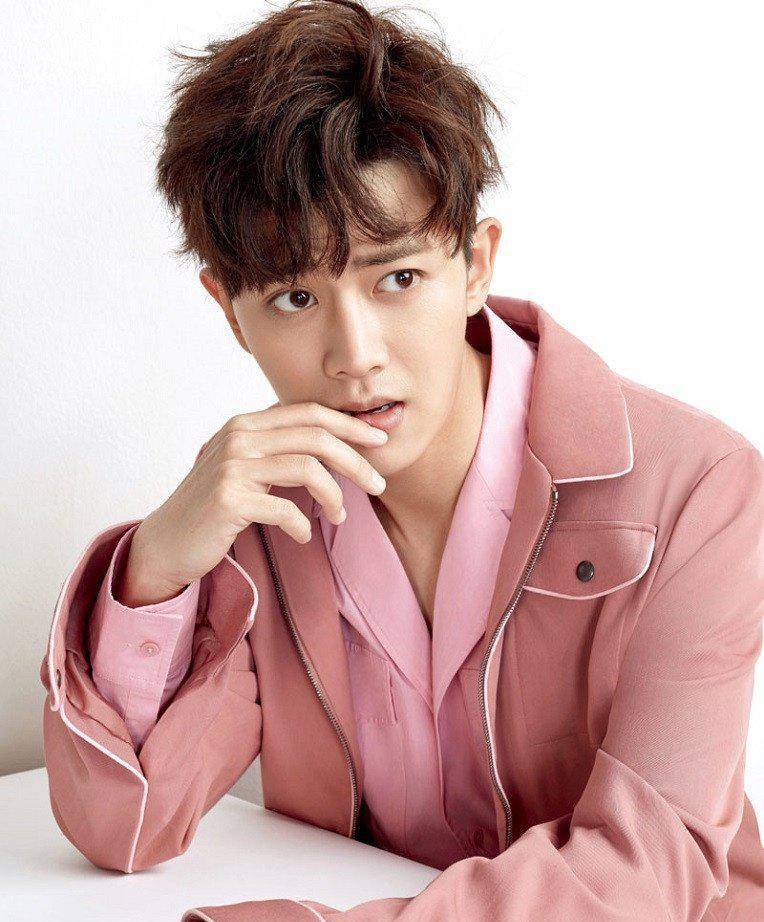 谁说男生不能穿粉红色男星粉色西装李现优雅肖战可爱