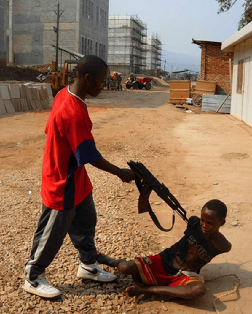 实拍非洲小偷:偷窃的物品令人无语,被抓后下场很惨_警局_那是很_人员