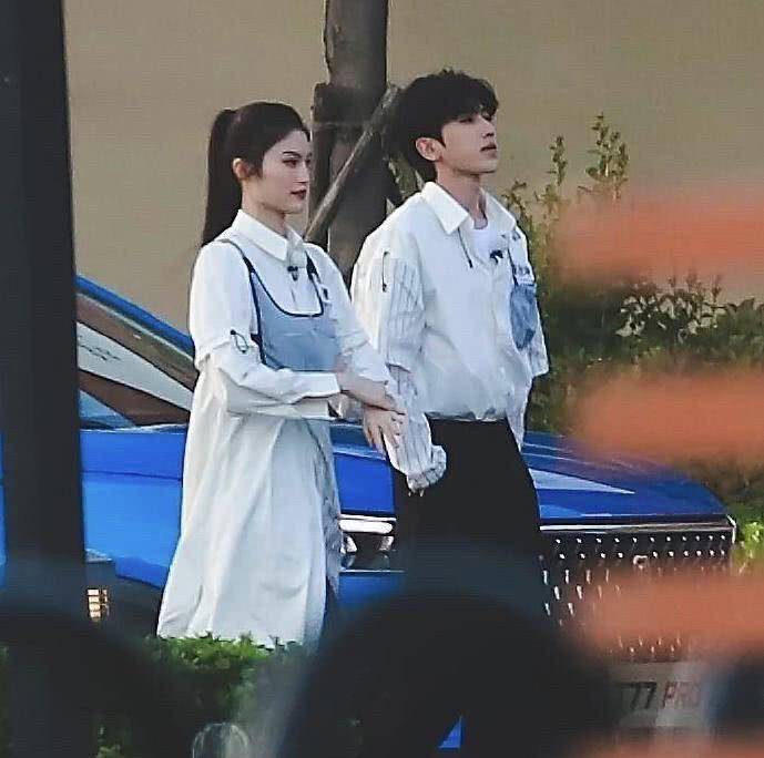 原创蔡徐坤何穗神仙同框两位都是超模身材高级感快要溢出屏幕