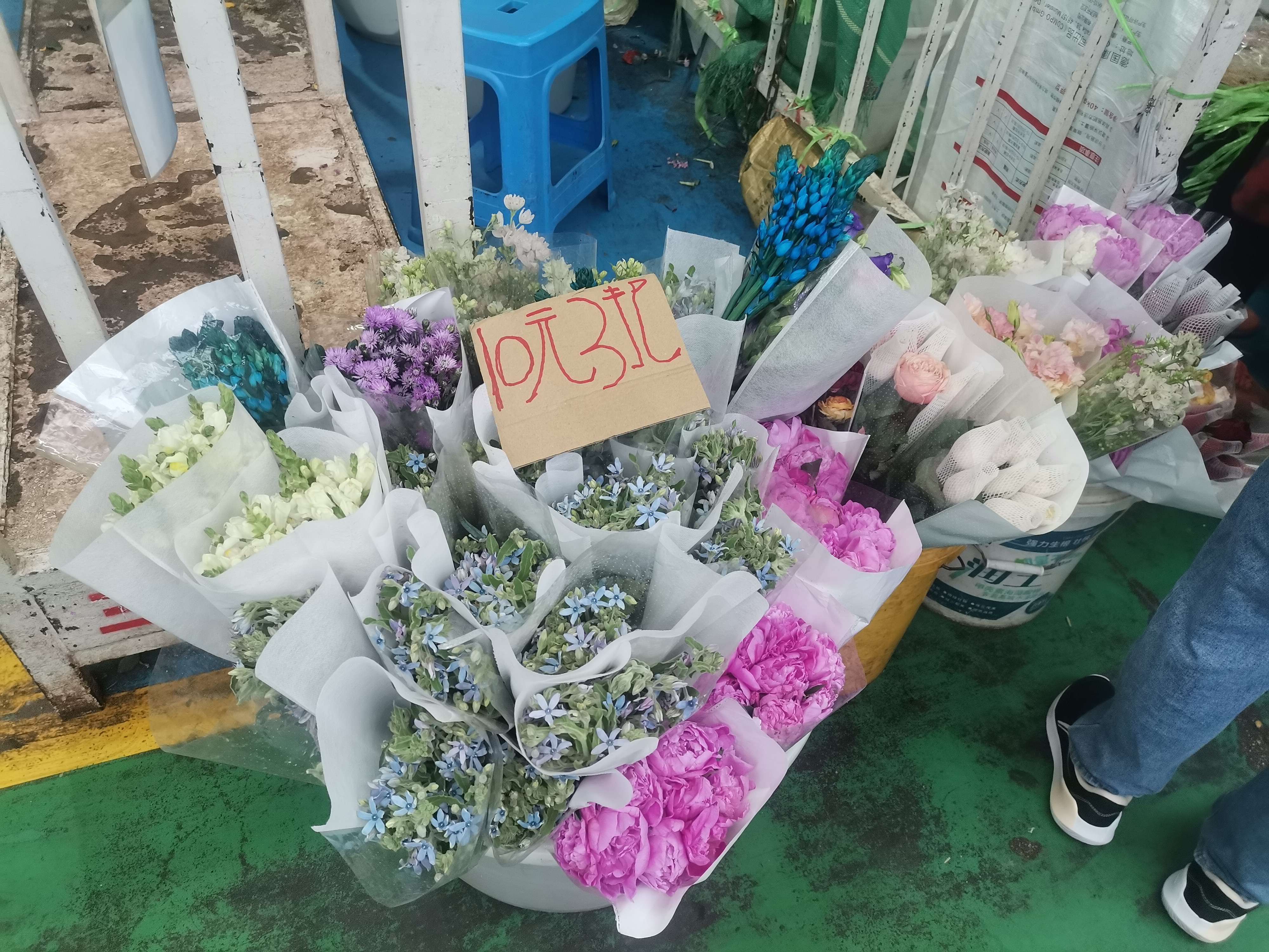康乃馨价格平稳5月5日,记者走访斗南花卉市场,市场内鲜花商贩将角落占