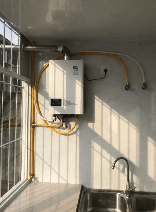 ①烟道热水器:燃烧的烟气通过烟道排到室外,一定程度上解决了室内空气