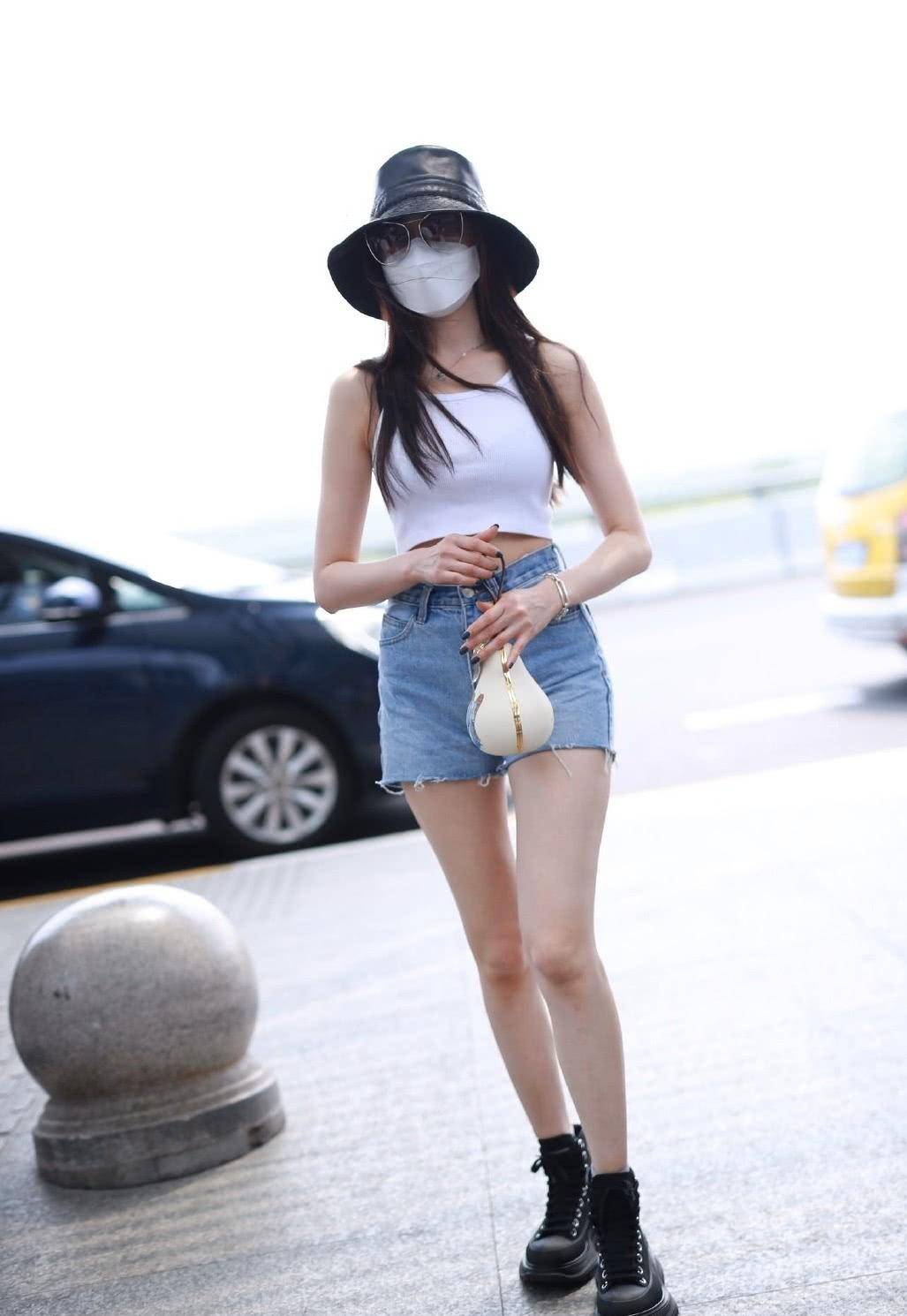 张天爱有身材任性穿超短吊带背心配热裤现身机场着急过夏天