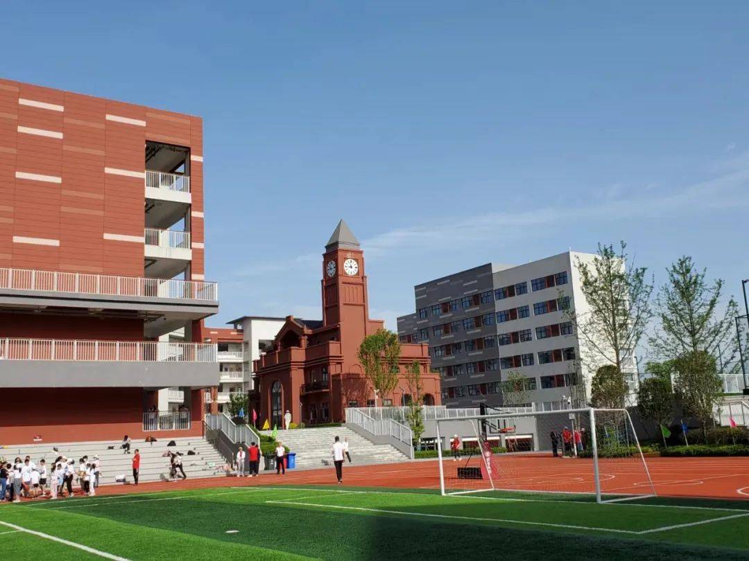 成都华爱学校,被世界500强包围了!_教室_爸爸_孩子