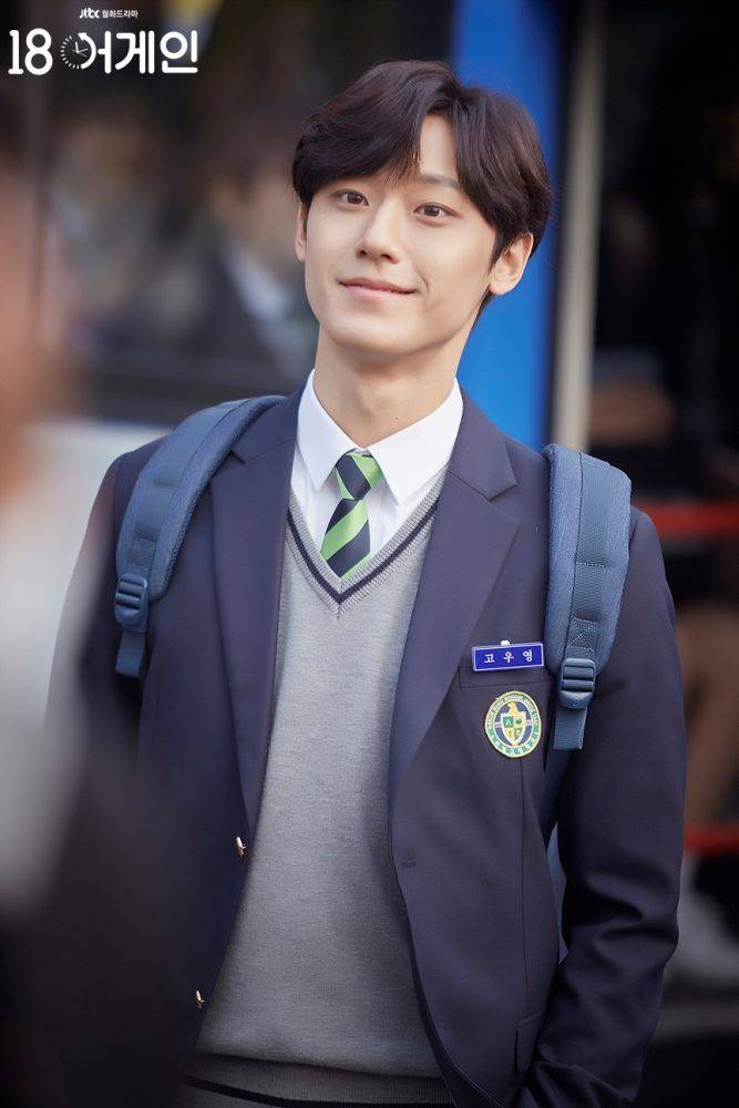 《重返 18 岁》讲述 37 岁的 洪大英(尹相铉 饰演