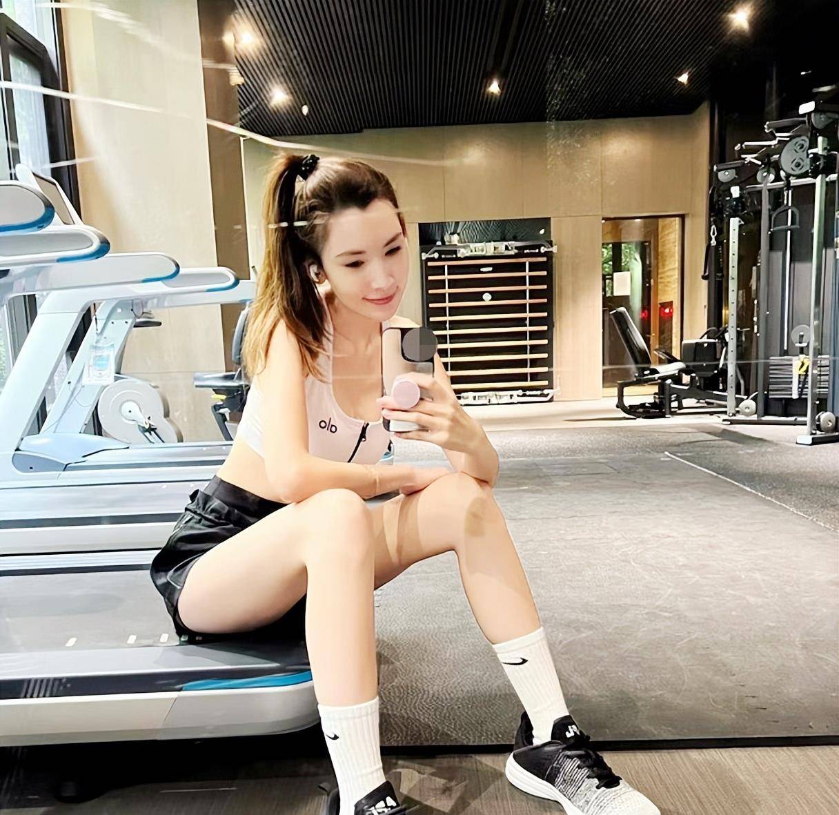 原创林志颖老婆陈若仪晒健身照紧身吊带曲线玲珑膝盖伤痕引人注意