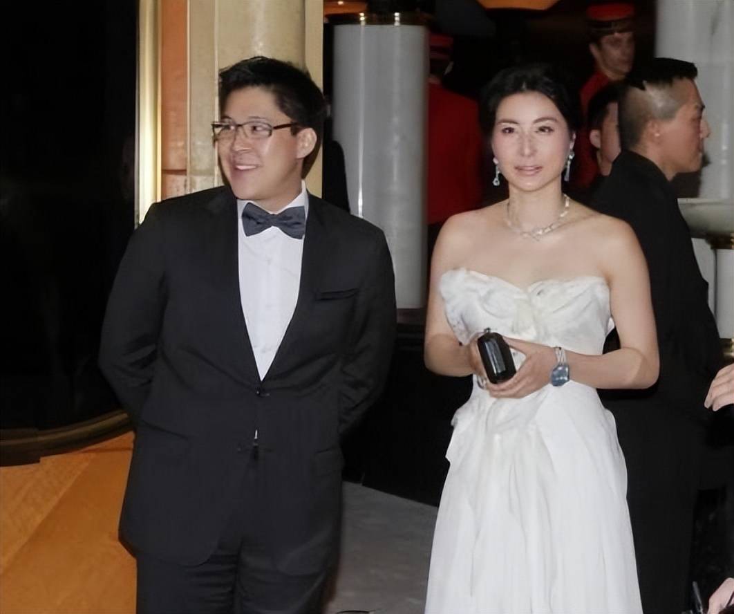 郭晶晶和徐子淇同穿抹胸裙终于见识了贵妇和网红风的差距有多大