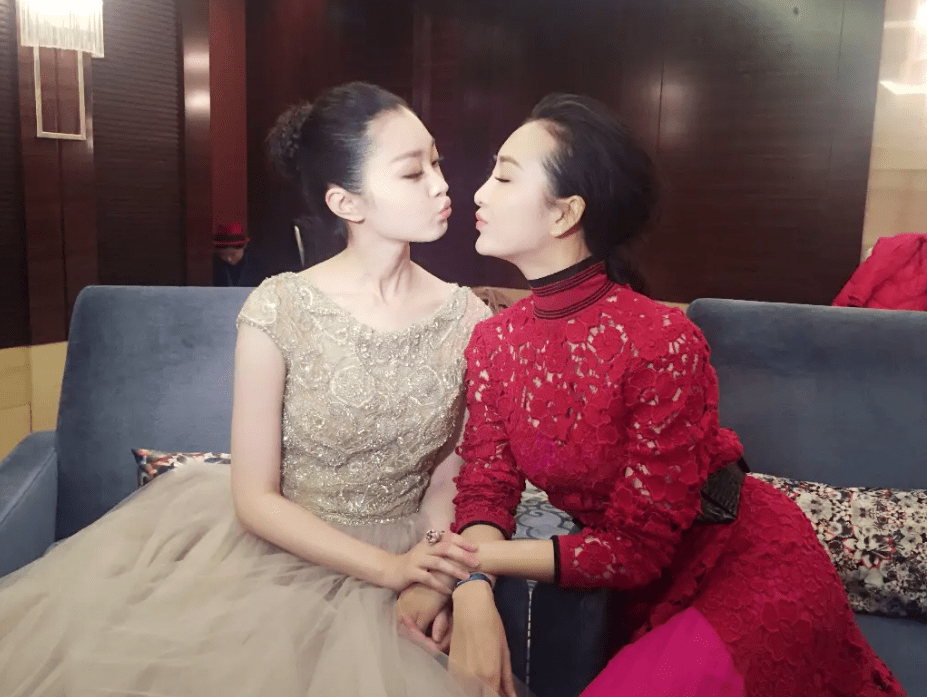 王鸥宋轶重现伪装者扮相7年友情不变却映射出剧组难重聚