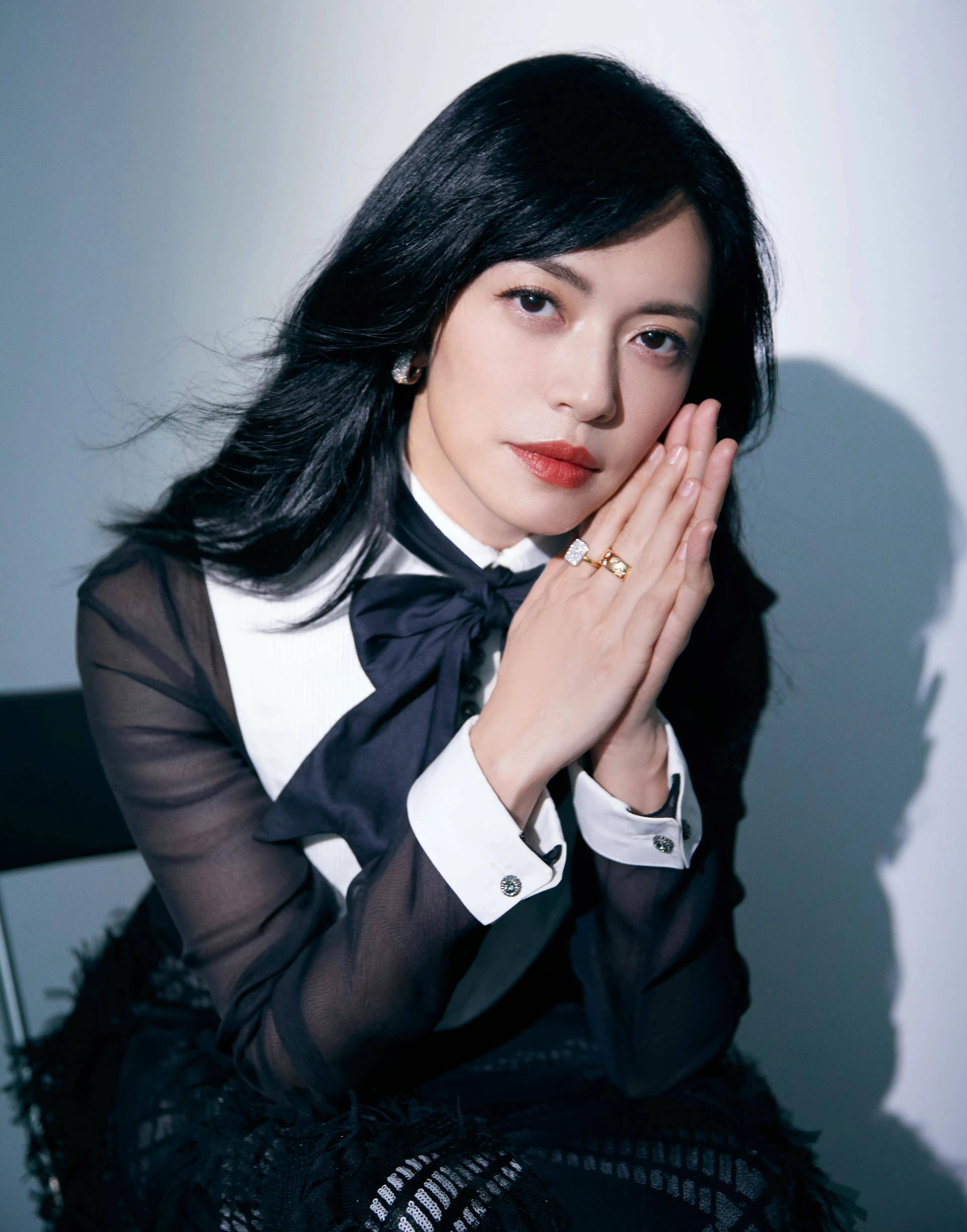 近日演员姚晨在自己的社交平台更新了一组健身照,照片中姚晨素颜出镜