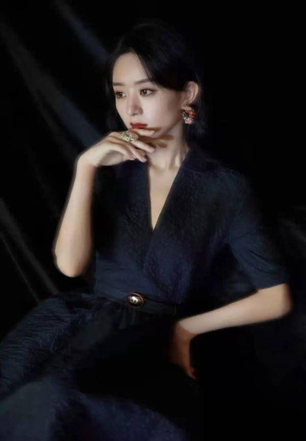 都觉得她的整个气场都变大， 每次参加活动的造型也是，极具成熟女人味。前不久赵丽颖也是网传将与林更新二