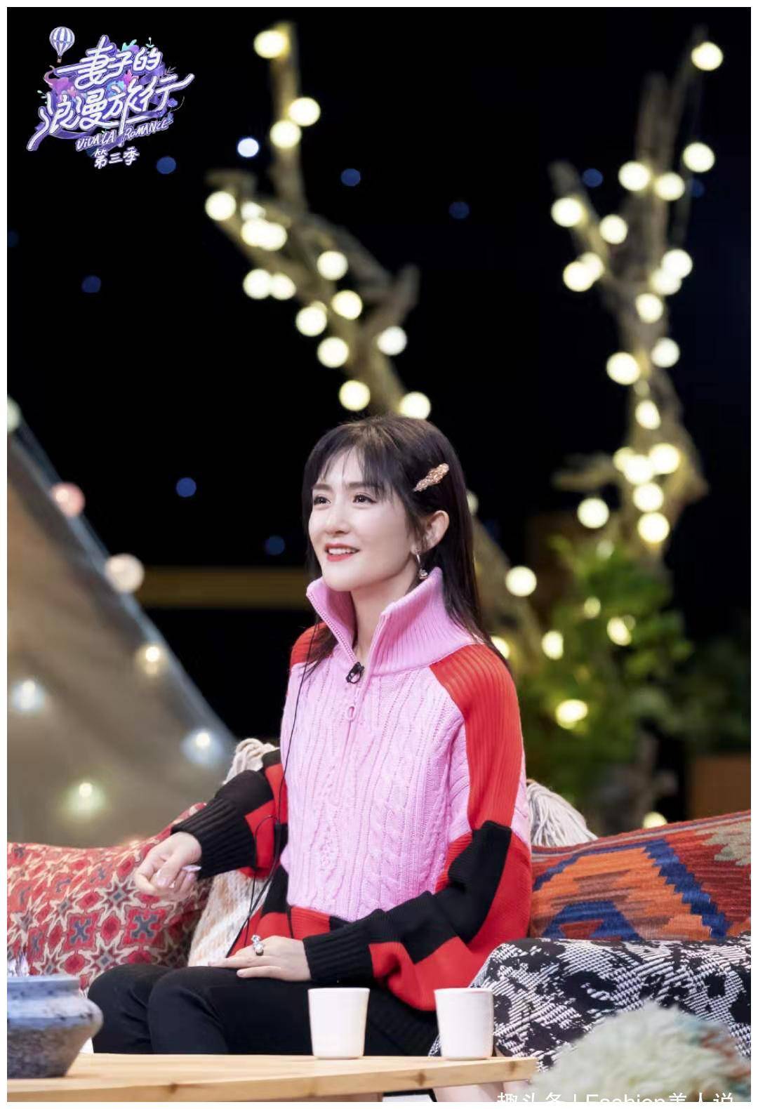谢娜妻子3新造型撞色毛衣搭配披肩发别发卡少女味十足