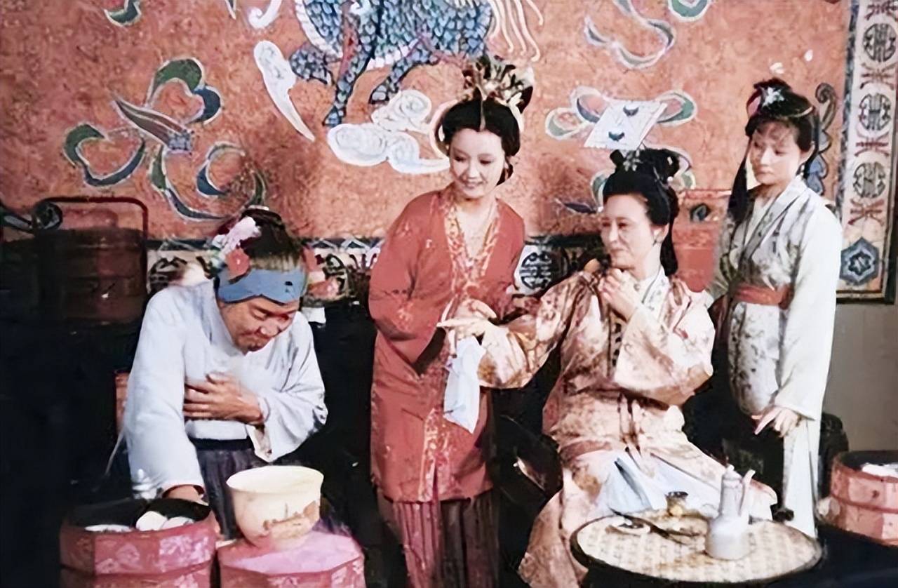 解读红楼梦,刘姥姥第一次进贾府,为何两次撒谎,其实皆有深意_周瑞