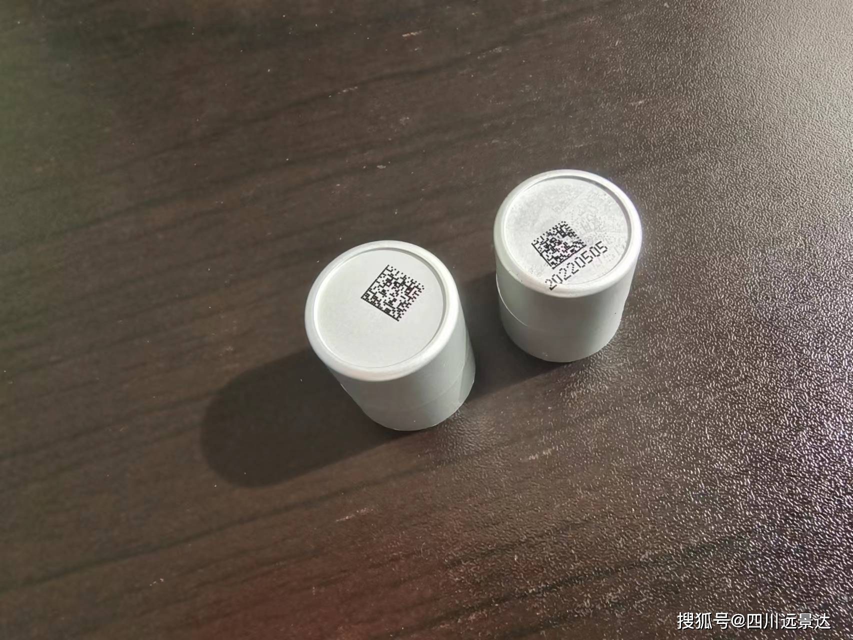 瓶盖小字符喷dm码批量读码案例