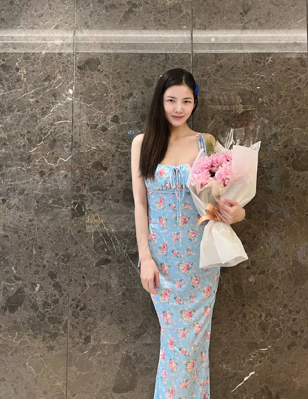 原创王灿母亲节收杜淳送鲜花两母女穿碎花裙亲子装小蛋饺乖巧合影