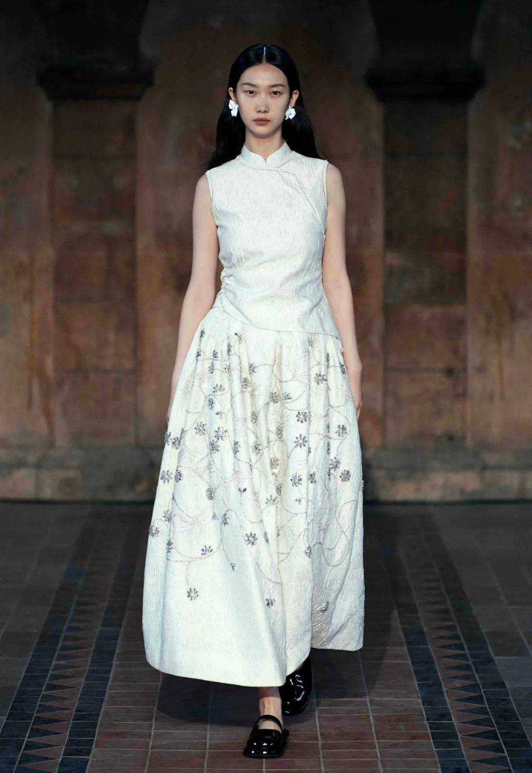 出一批批优秀的中国设计师,她们不断探索传统服饰和现代服饰的可能性