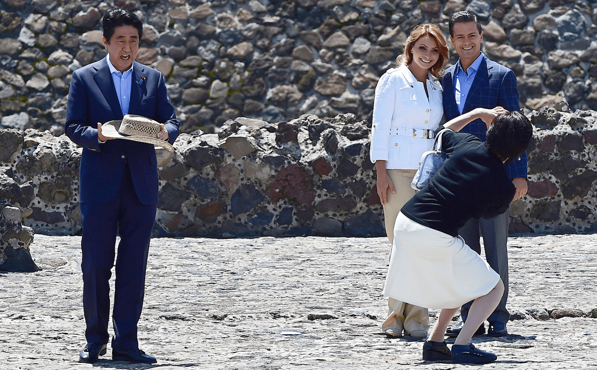 日本首相夫人也有婆媳问题 白衬衫 鱼尾裙太土 梅拉尼娅好惊艳 职场 时尚 连衣裙