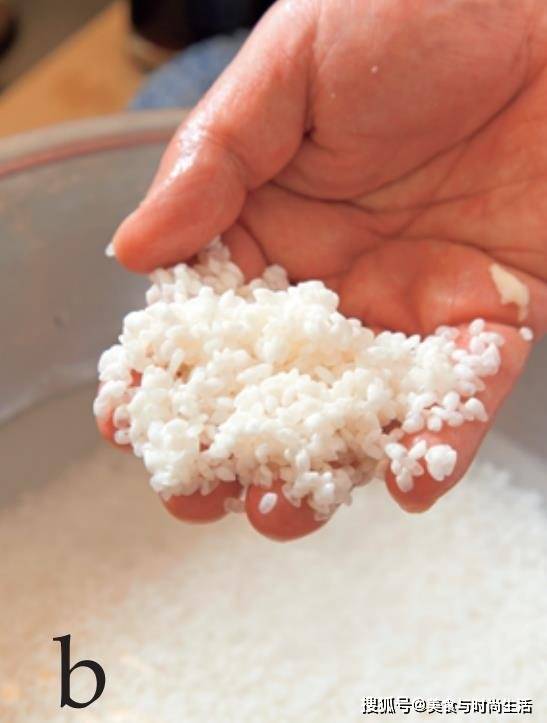 只有米和水,却能让人觉得无比美味,米饭要想好吃应该这样煮_米粒_锅盖