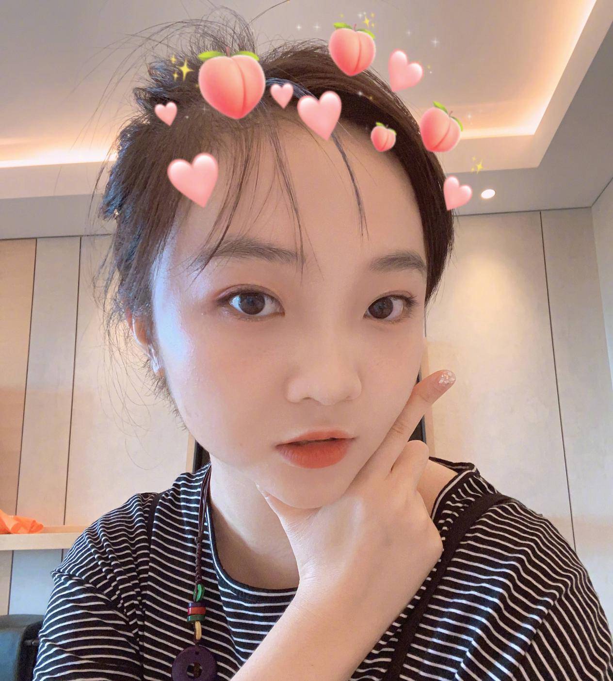 原创童星林妙可近照曝光全身贵气逼人合影中颜值垫底