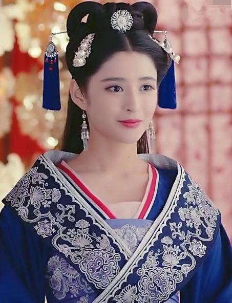 有种不协调叫李心艾,上帝给了她神仙颜值,却对她的手不管不顾!