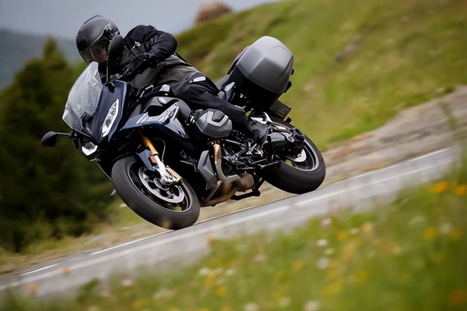 bmwr1250rs是运动型旅行车当这一切结束时你会想要的