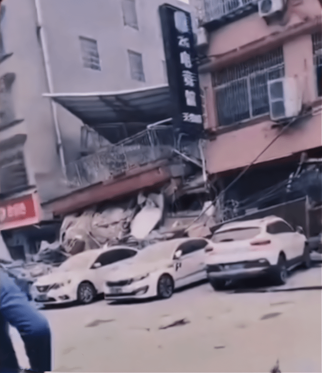 湖南一高校旁民房倒塌，遇难者有多名大学生，网友：为何不住宿舍