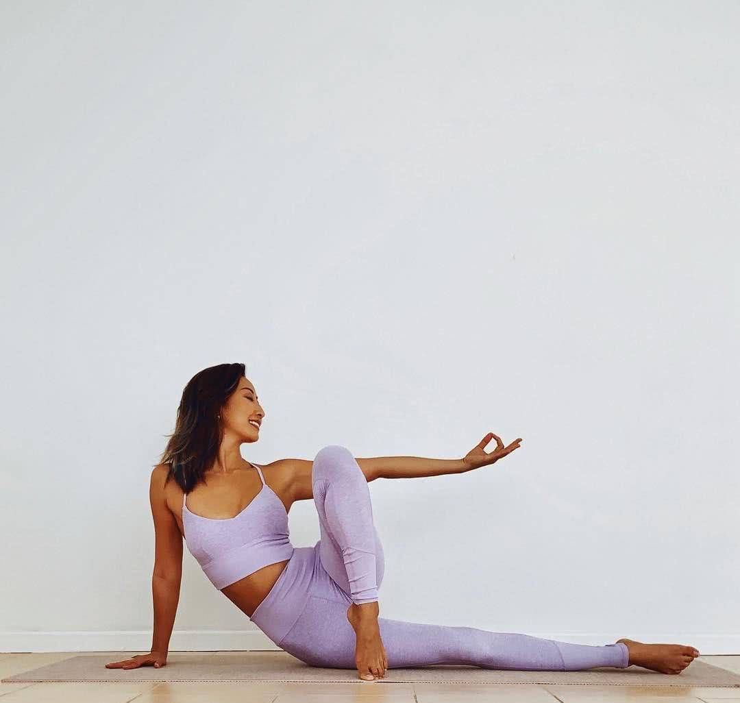 张蓝心一展豹纹时尚,时尚又高级,变身气质美型娘_体式_身体_瑜伽