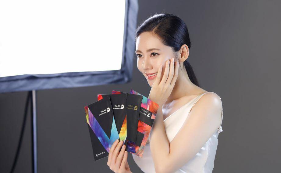 原创秋瓷炫出席活动秀身材完全看不出没穿丝袜这还是你认识的她吗