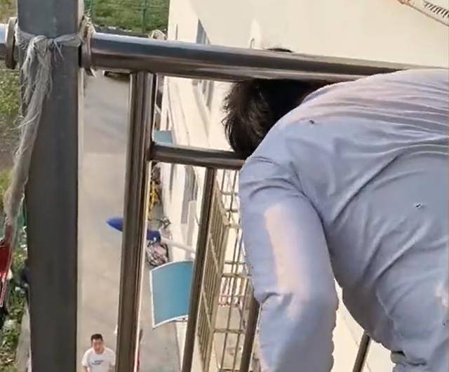 原创小伙难关在家不慎头卡栏杆白天卡到黑夜最终朋友一招解救