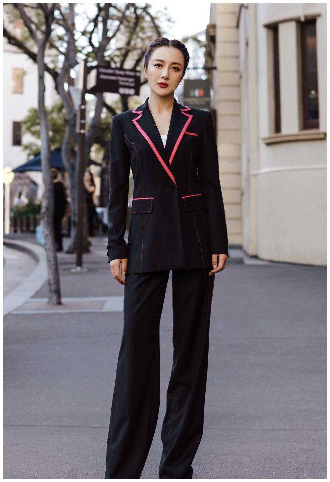 原创李依晓美得一点不低调扎马尾辫搭配卫衣牛仔裤走机场美腻了