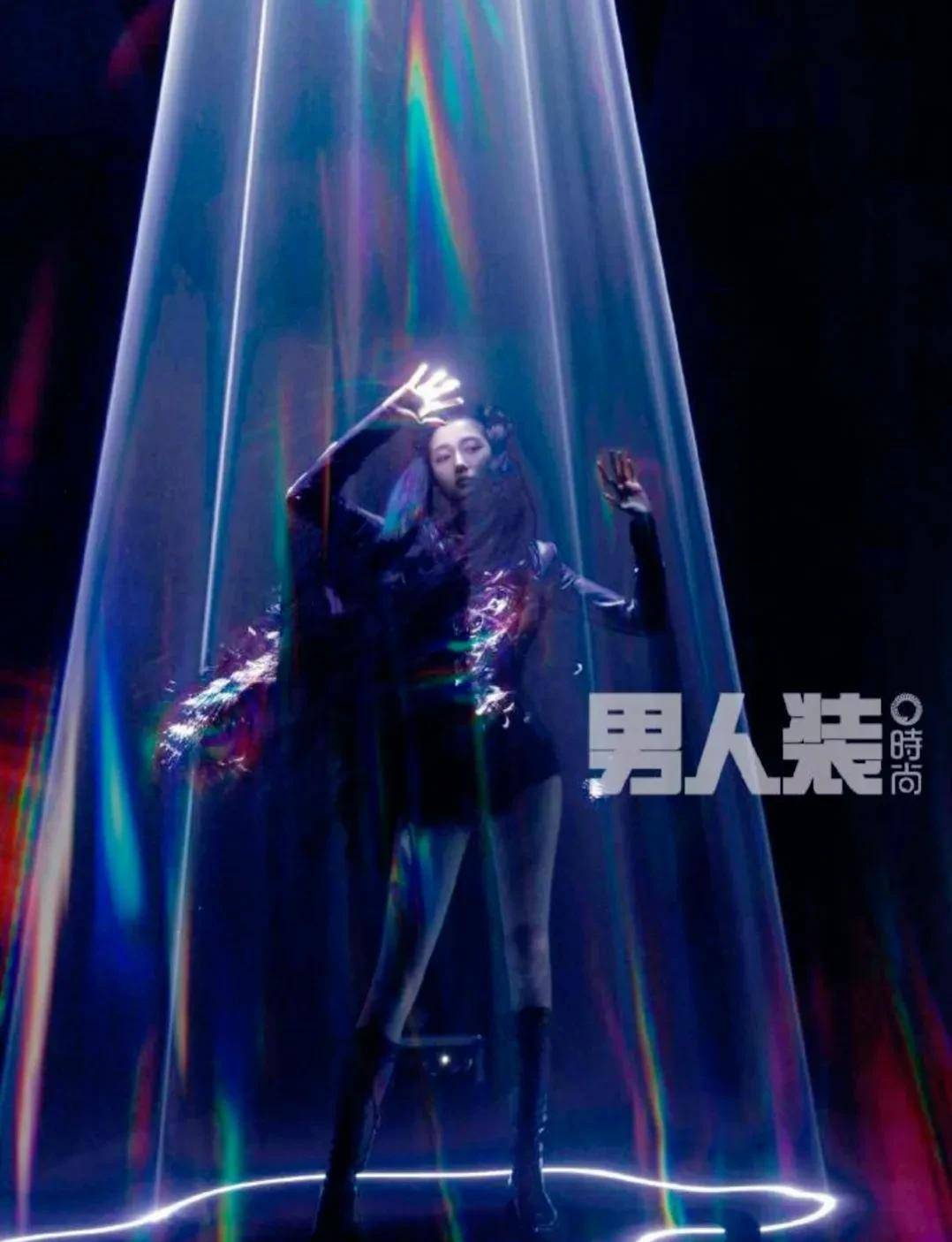 国民闺女关晓彤突破形象登上男人装封面充满野性性感