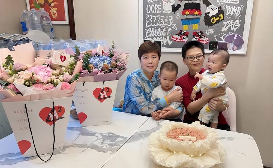 德云社饼嫂晒母亲节礼物,引发大家热议,粉丝:烧饼真有福气_曹鹤阳_一