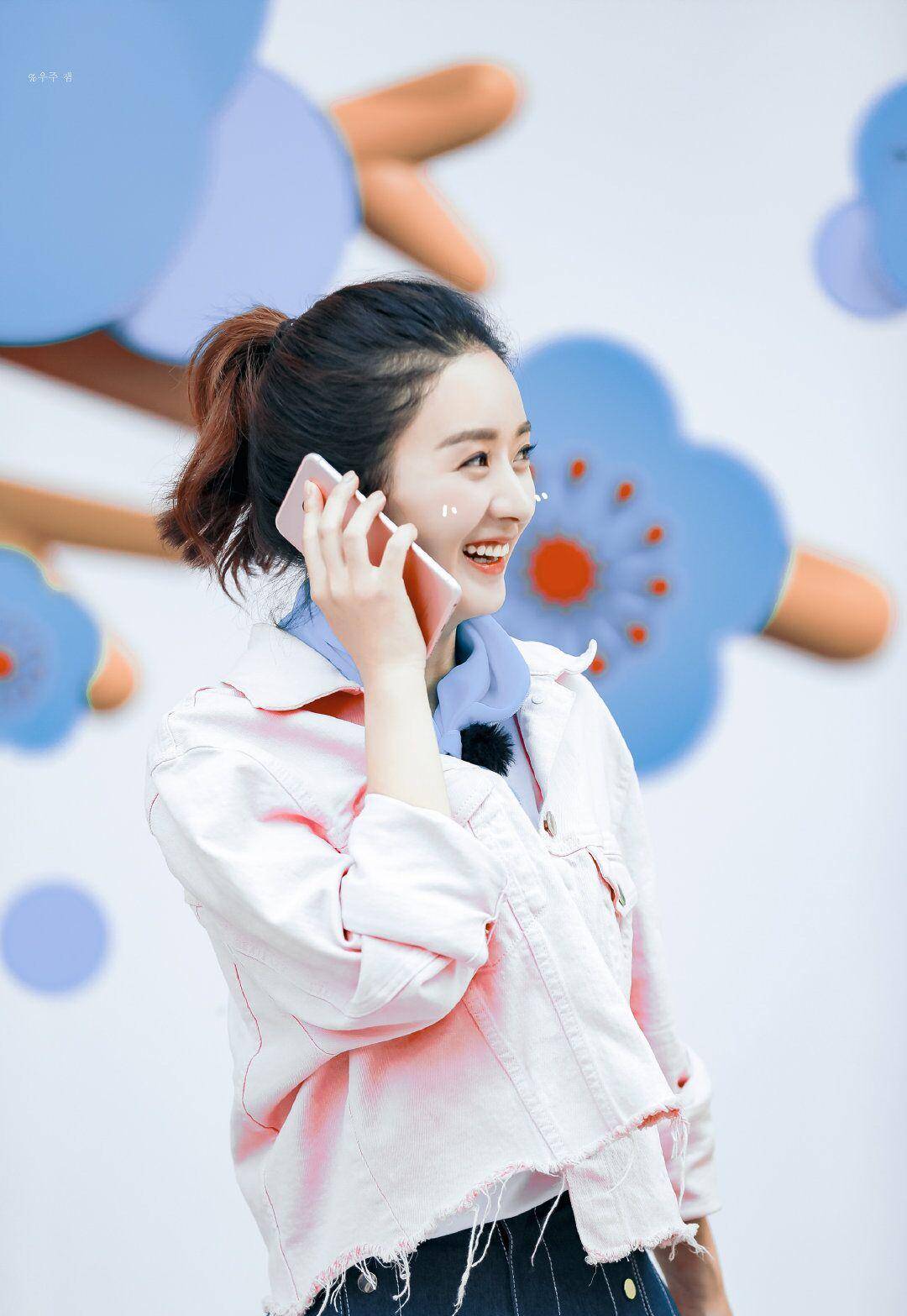 原创赵丽颖剧照曝光甜美女神拍戏还喝奶茶真是太馋了吧