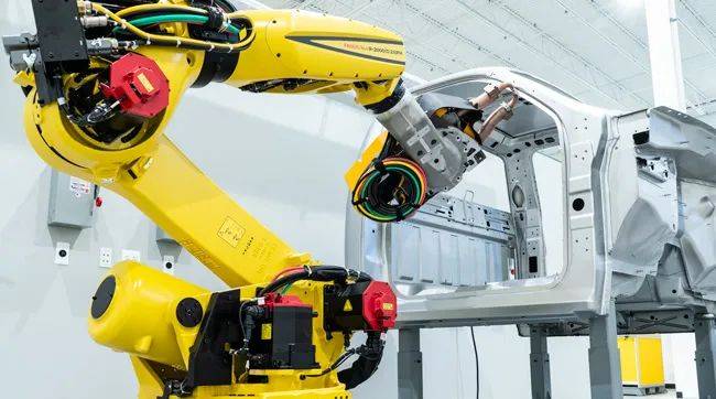 中空手臂中内置手腕电缆的大型智能机器人