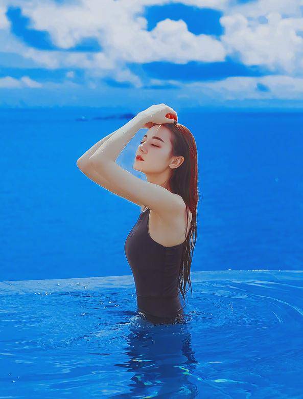 迪丽热巴终于不再"隐藏自己",泳衣当外衣穿,魔鬼身材太a了_造型_风格