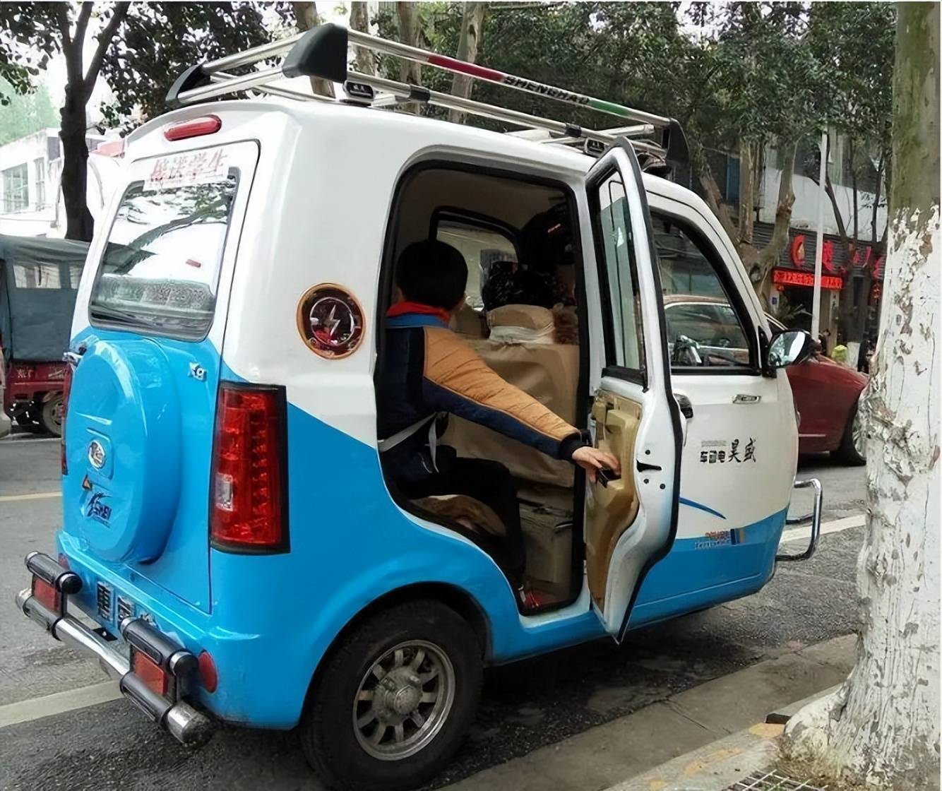 多地严禁老年代步车接送学生网友说3个不支持的理由在理吗