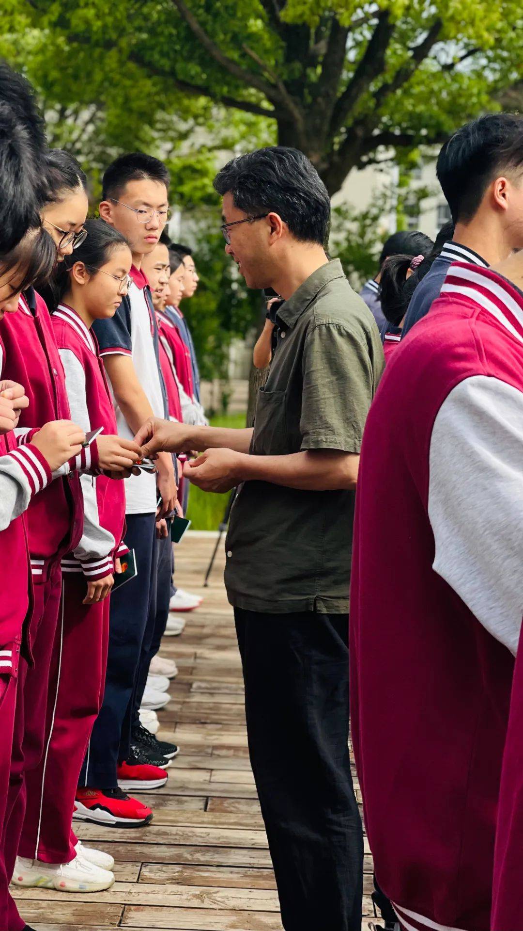 名单,党支部书记程晓江和副校长周向前为新团员颁发团员证并佩戴团徽