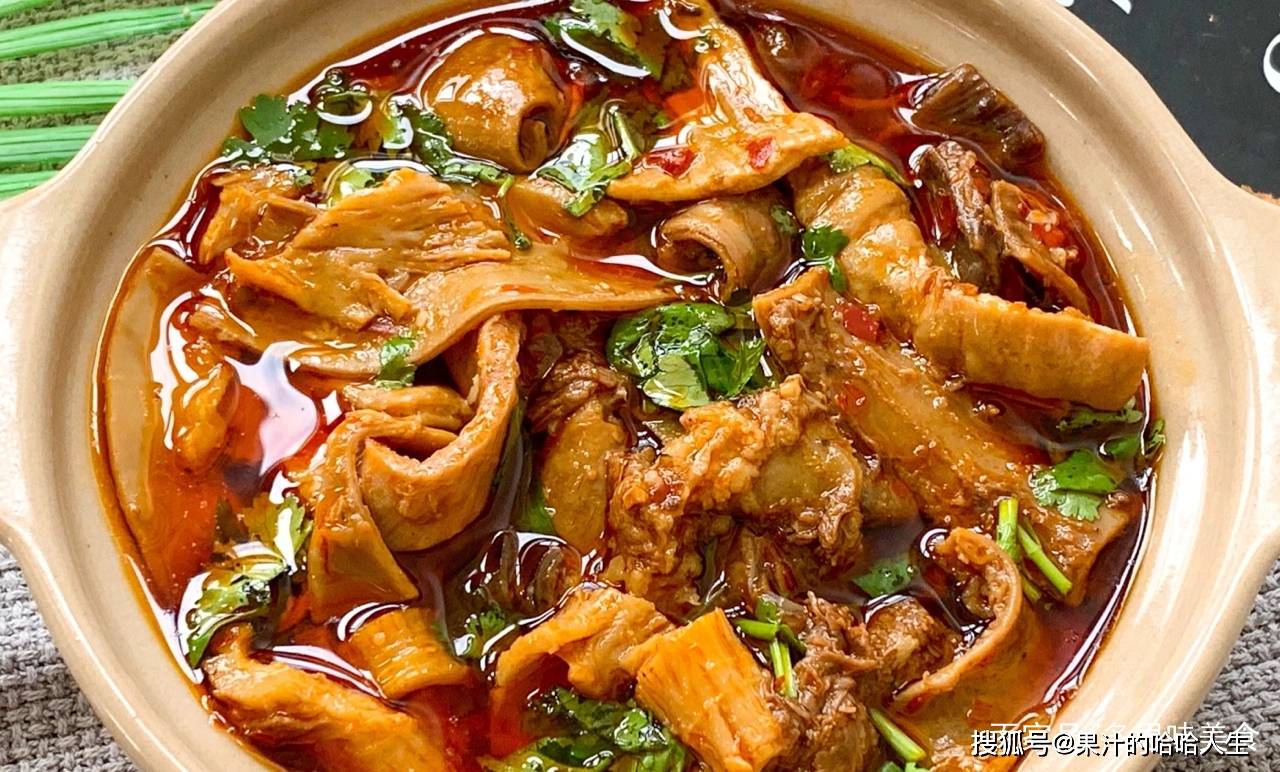 麻辣牛杂食材:牛杂500克,蒜粒6-7个,生姜片6-7片,牛油火锅底料一勺