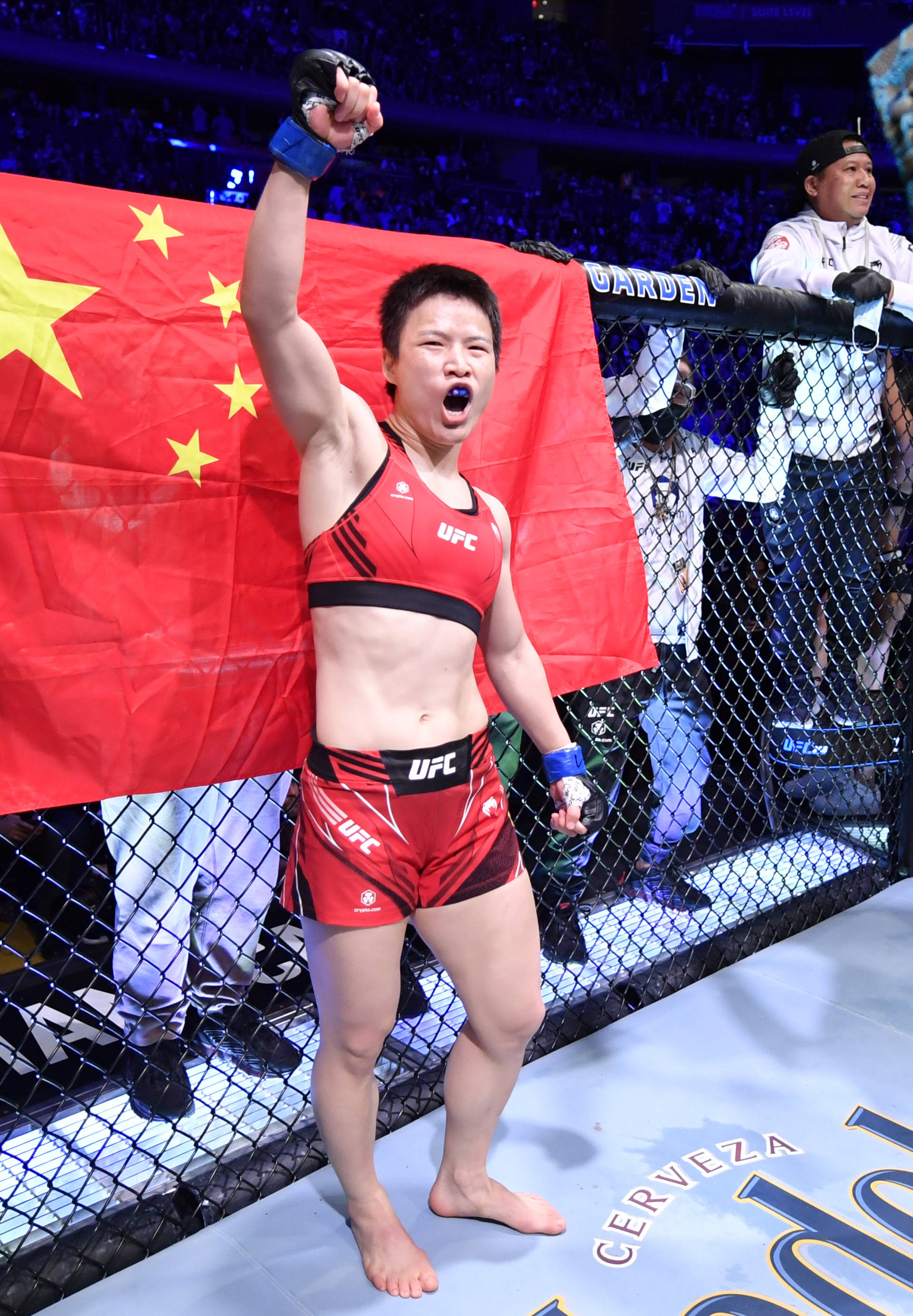 ufc夜魔老婆全身照图片