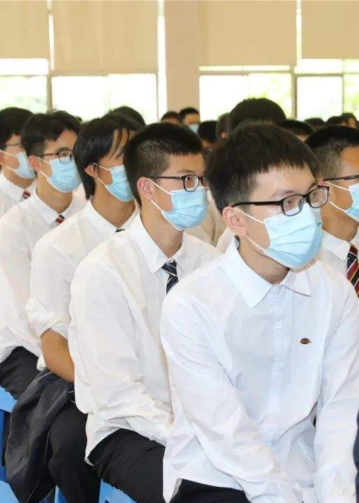 一中金色的校徽78第一次在西装校服的下面配上了锃亮的黑皮鞋78