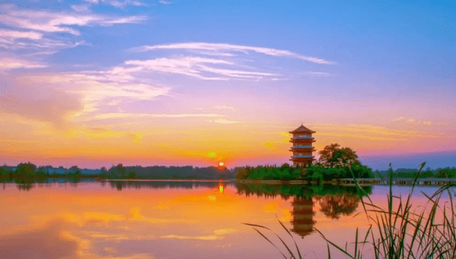 藏在安徽的西湖，以历史文化为核心，景色优美，就在阜阳