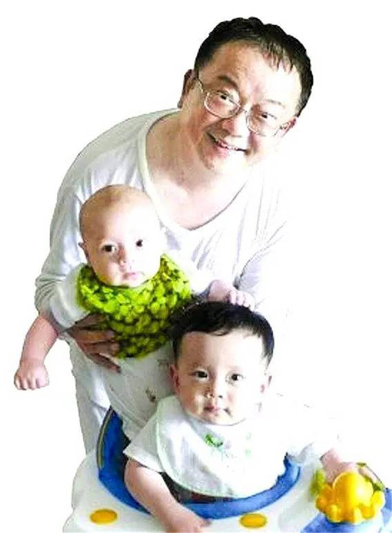 王刚40岁女儿近照,与父亲神似,儿子和亲弟弟同岁_王婷婷_生活_网友